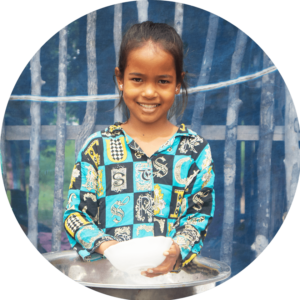 A young girl washes the dishes