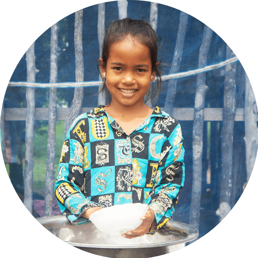 A young girl washes the dishes